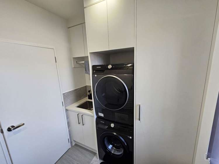 12 Eileen Newey Place 11401_9