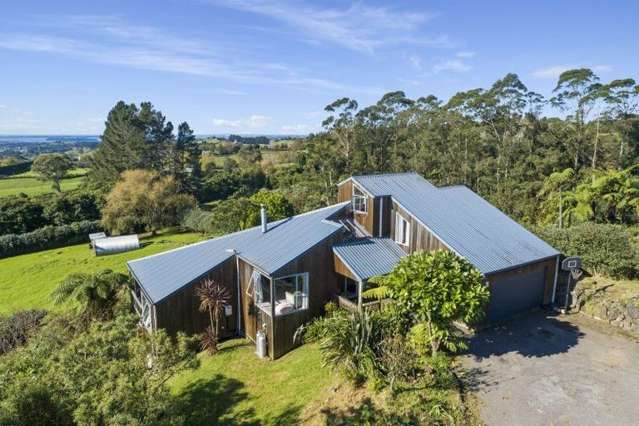 Scenic 4BR Home with Sea Views in Whakamarama