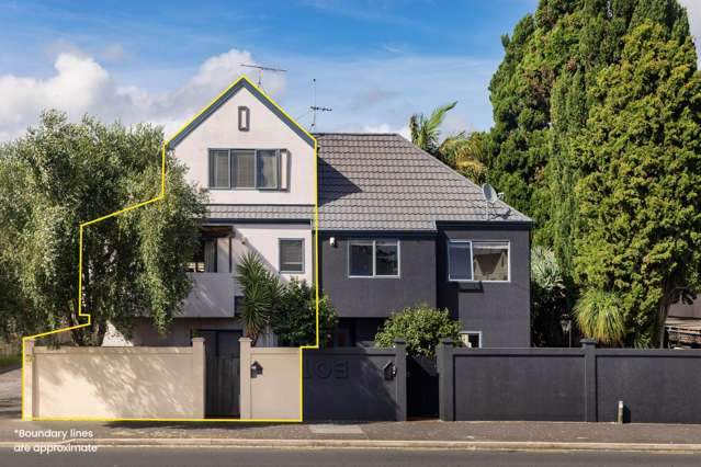 3-Level Townhouse Opposite St Lukes Mall