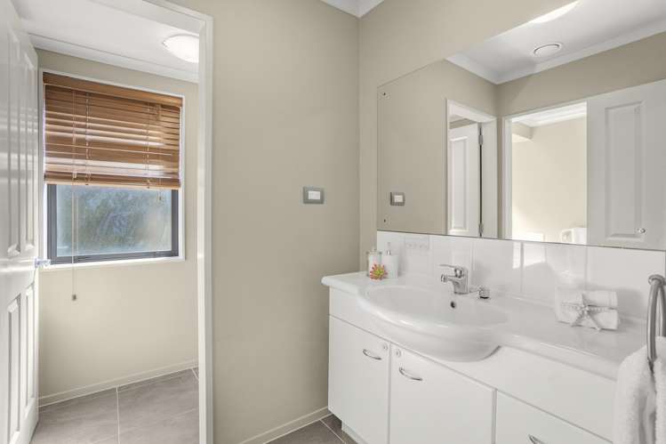 50 Percy Kinsman Crescent Riverstone Terraces_16