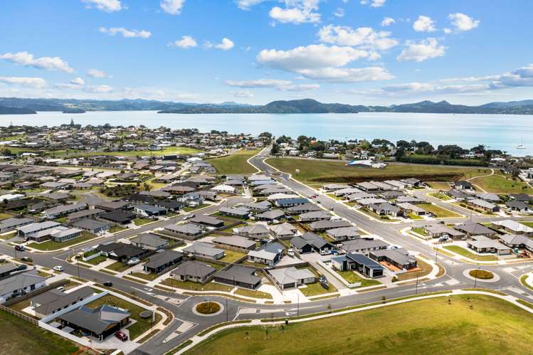 12 Saint Michael Crescent One Tree Point_29