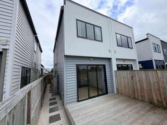 Stylish Near-New Townhouse – Modern Comfort & ...