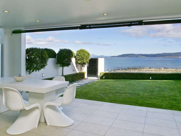 2/225 Lake Terrace Waipahihi_0