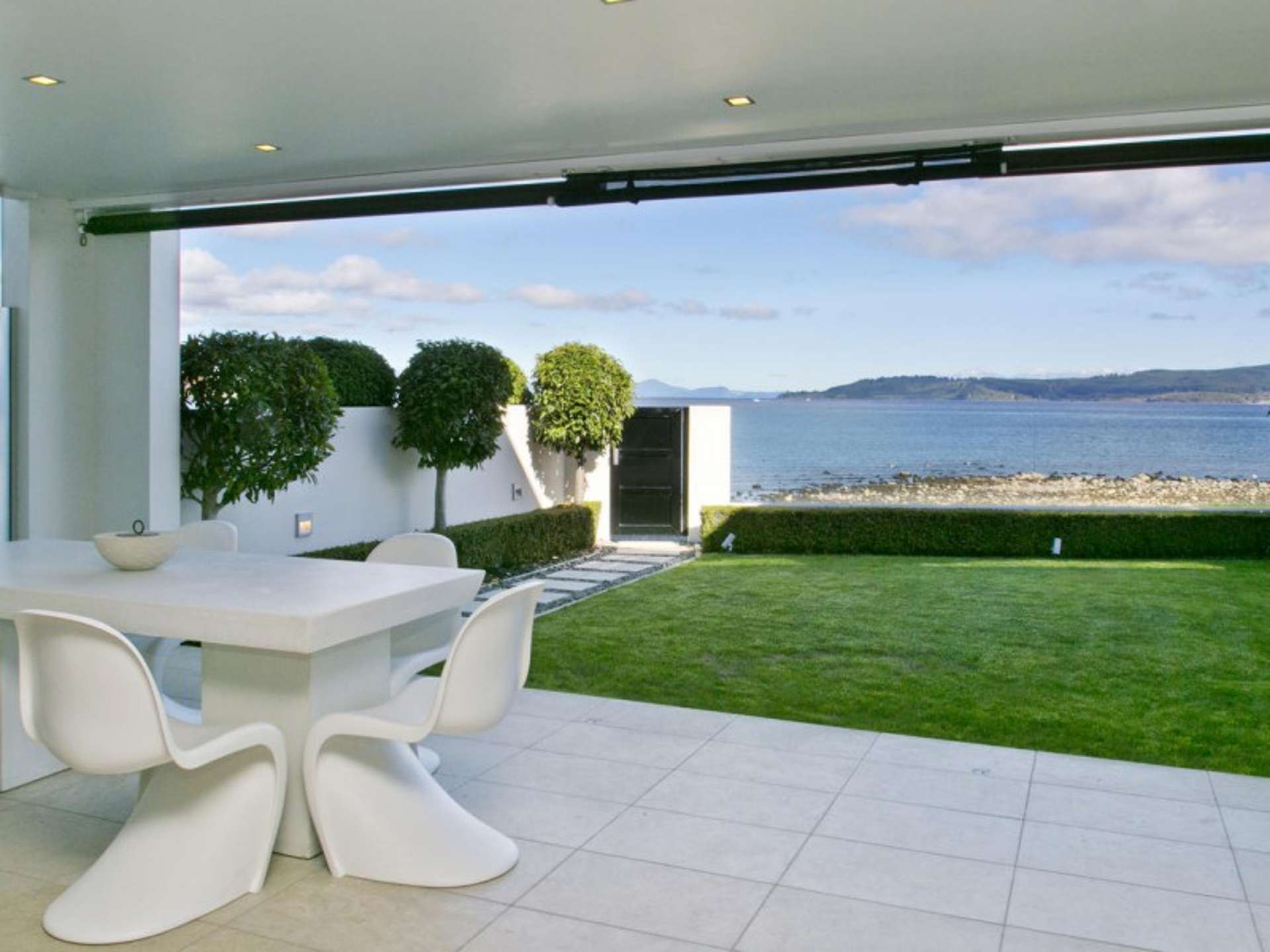 2/225 Lake Terrace Waipahihi_0