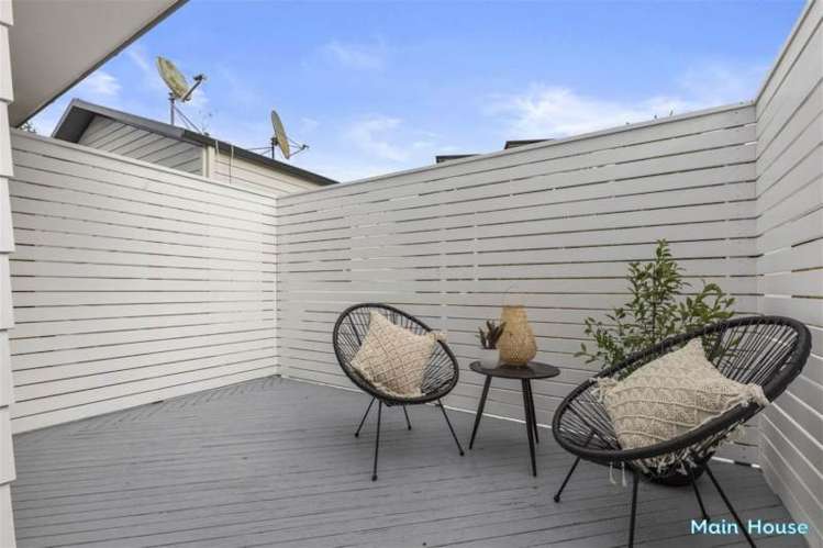 8 & 8A Kupari Place Totara Vale_6