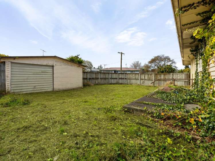 9 and 9A Mabian Crescent Deanwell_12