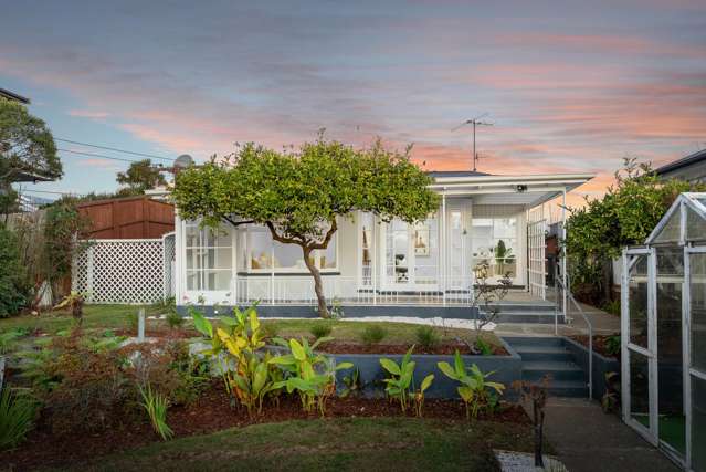 Renovated Coastal Living, 2 Bedrooms + Studio!