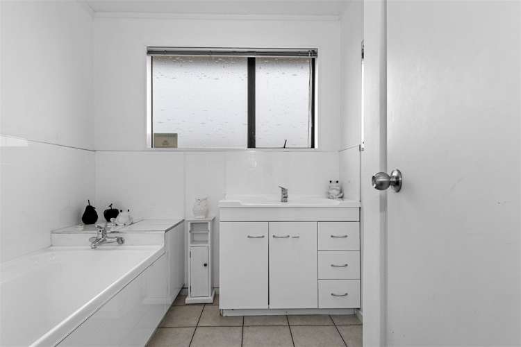 27 Sylvania Drive Matua_12