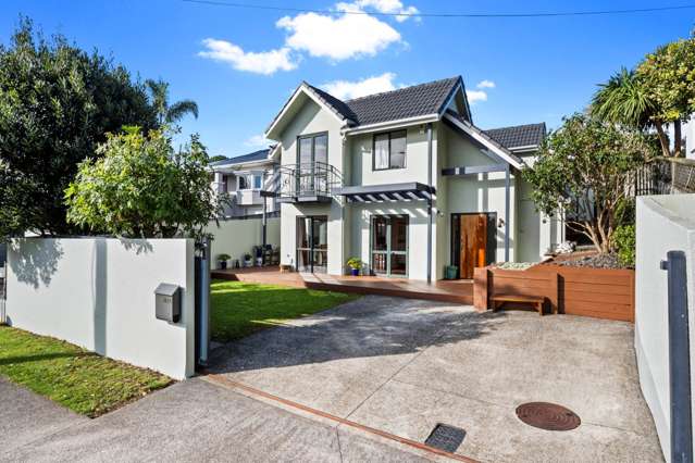 Sundrenched Family Retreat – Unbeatable Location