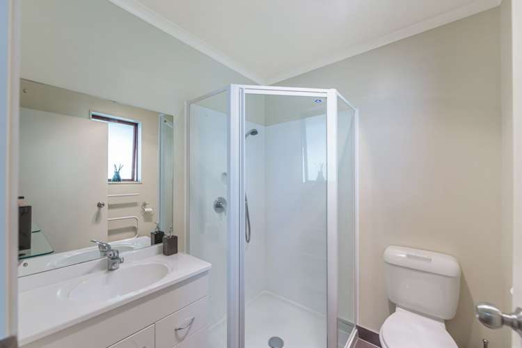 8 Fernbank Lane Greenhithe_21