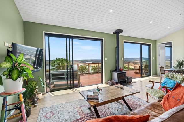 Your Kiwi Coastal Bach Awaits!