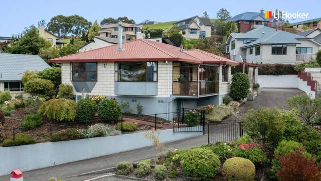 Stunning Views, Sunny Living & Dream Kitchen!!!