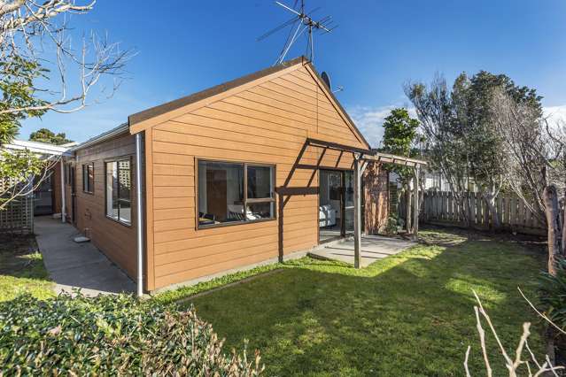 A Sun‑Filled Retreat on the Flat in Miramar