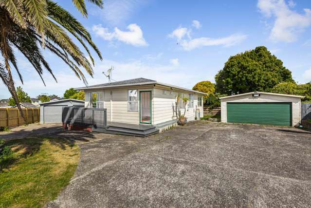 Family Paradise! 2 Huge Garages + 6 Carpark!