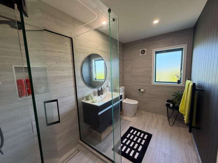 20 Sunrise Avenue 11229_15