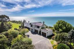 South Island lifestyle with gardens, panorama