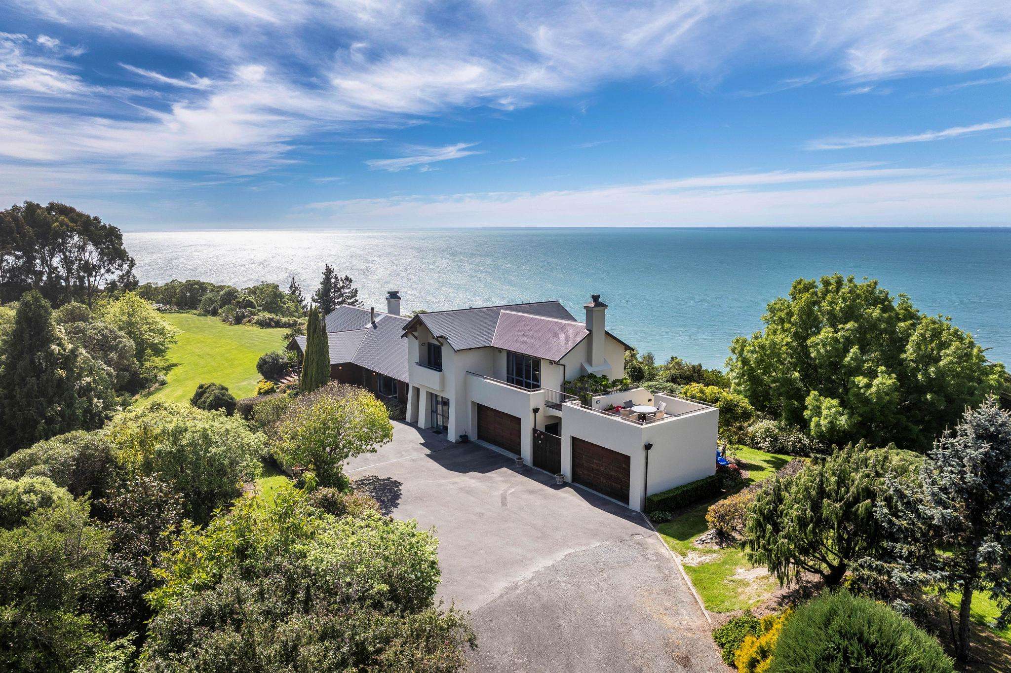 South Island lifestyle with gardens, panorama