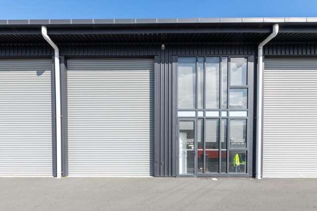 Modern High-Stud Unit in Central Mount