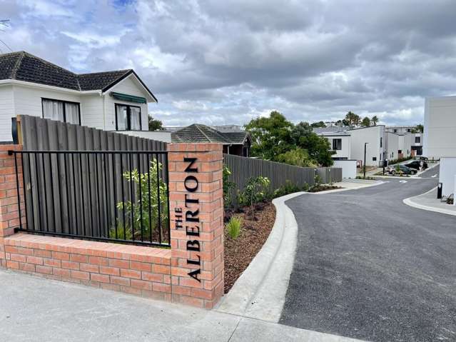 Brand new townhouse with carpark