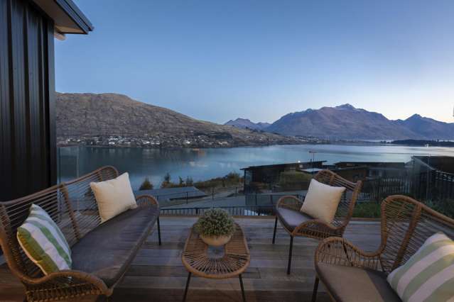 Effortless Queenstown Living with Panoramic Views