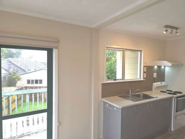 Sunny upstairs flat with garage