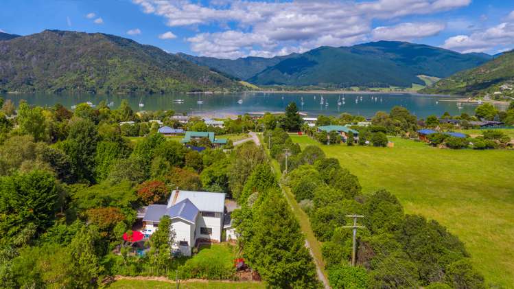 22 Lady Cobham Grove Anakiwa and Surrounds_18