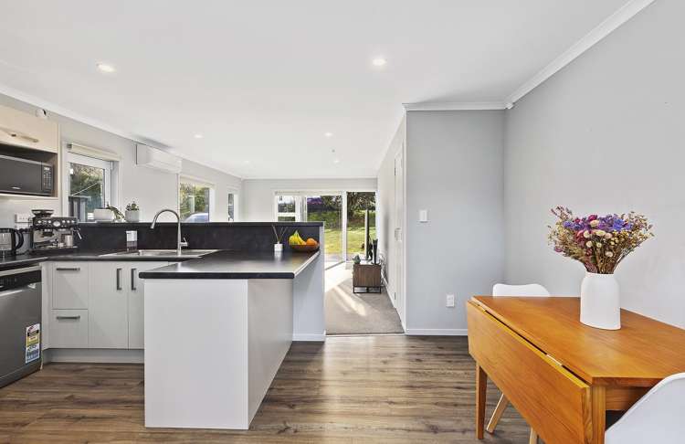2/1 Murphy Place Titahi Bay_9