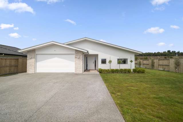 Stylish near-new home in Nga Roto Estate, Taupō