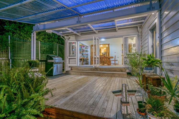 4 Lake Road Devonport_12