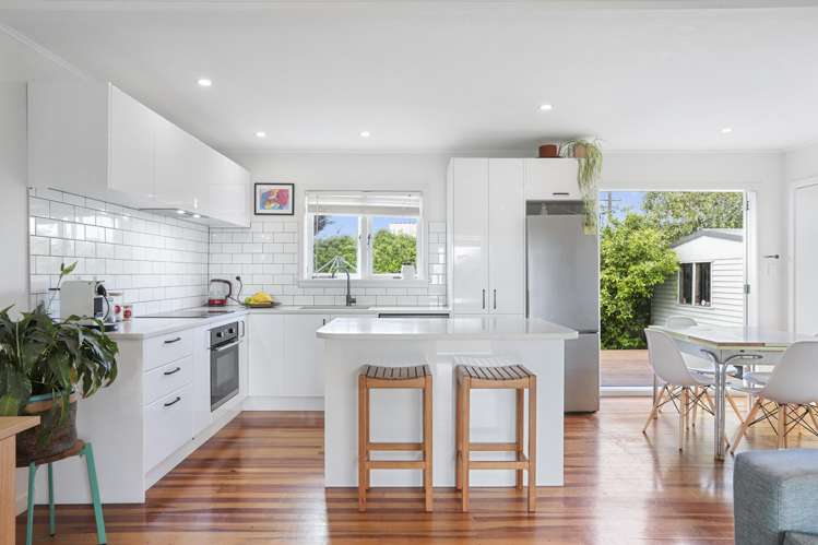 697 Te Atatu Road Te Atatu Peninsula_1