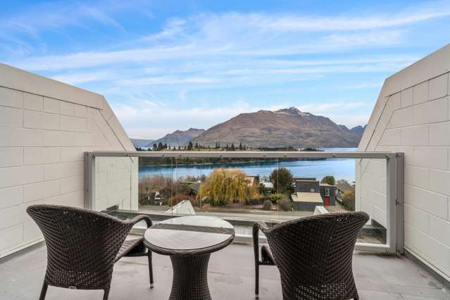 Top-Floor Queenstown Investment with Stunning View