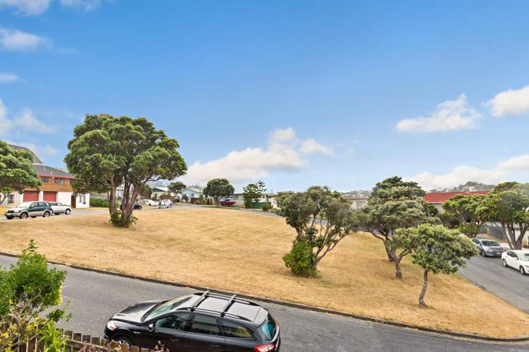 8 Waiwera Crescent Maupuia_13