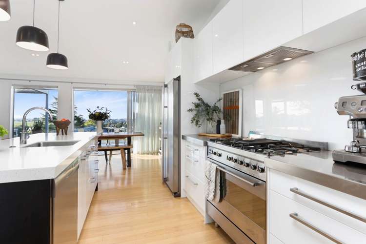 1 Charles Dickens Drive Mellons Bay_11