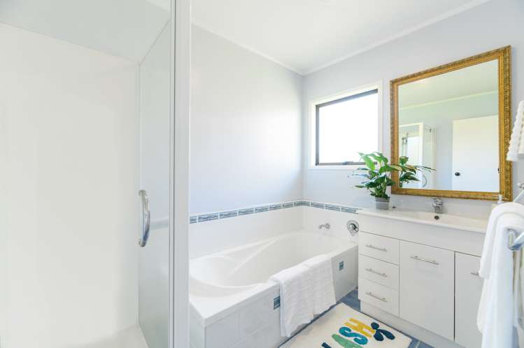 7 Castlewood Grove Blockhouse Bay_16