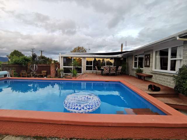 Family Living with Pool & Stunning Gardens