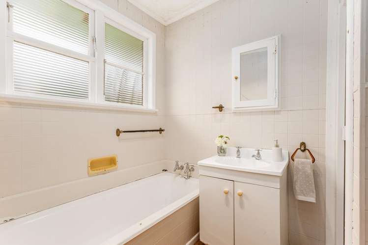 296 Main Road Tawa_13