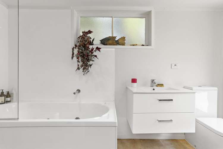 64 Woodfern Crescent Titirangi_11