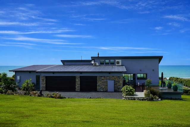 A landmark coastal residence - privacy, sea views