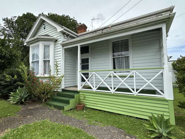 Spacious Villa Living Steps from Schools, Shops & Transport