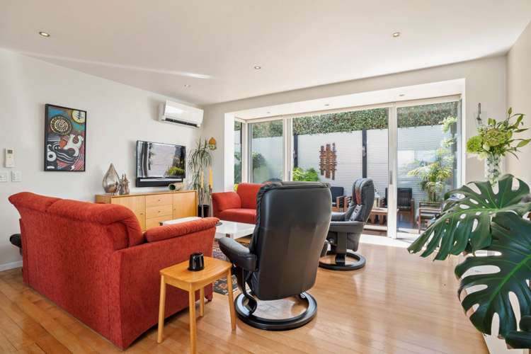 2/4 Beach Road Castor Bay_7