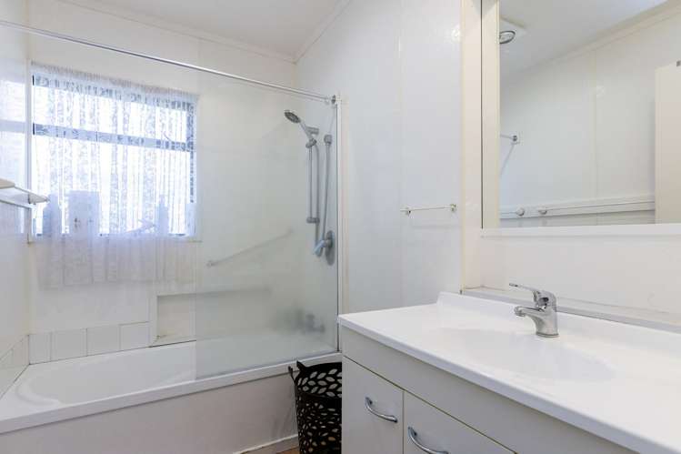 1/19 Chesham Avenue Waipahihi_11