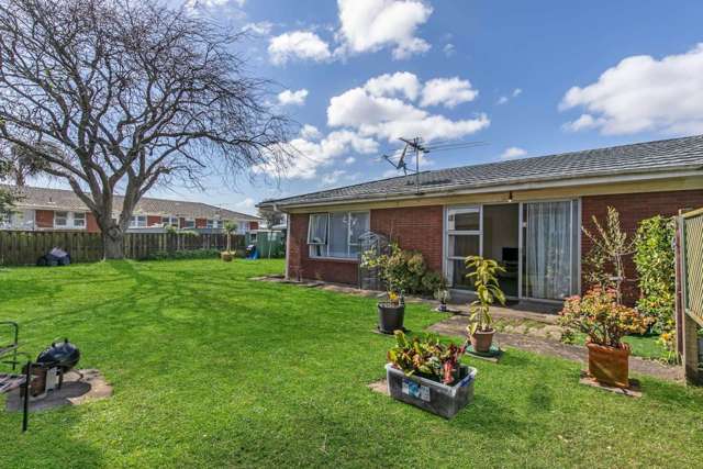 2 BEDROOM - CARPORT - LARGE BACKYARD