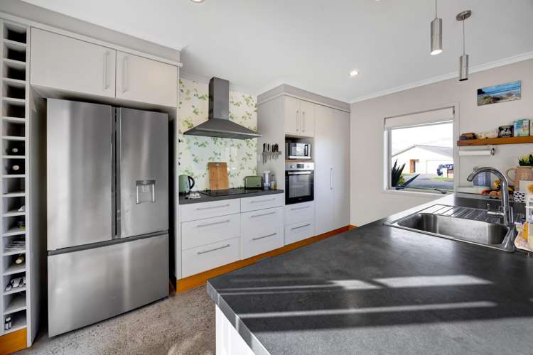 17 Elizabeth Grove Stratford_10