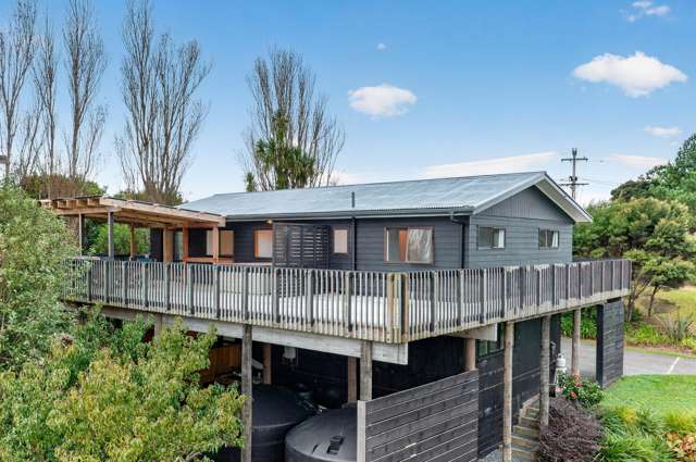 Spacious retreat with stunning Brynderwyn views