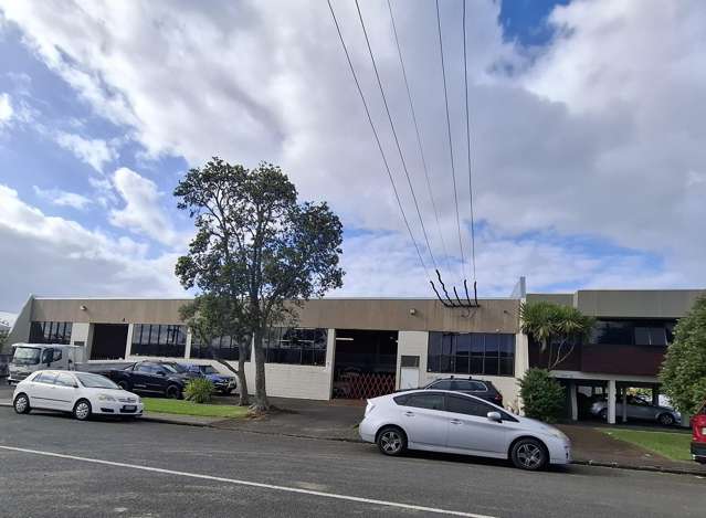 INDUSTRIAL WAREHOUSE ON FREEHOLD CORNER SITE