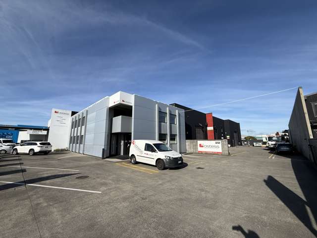 Mount office and warehouse with 13 parks