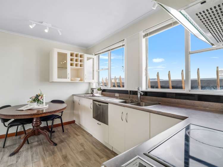 10/1221 Hinemaru Street_3