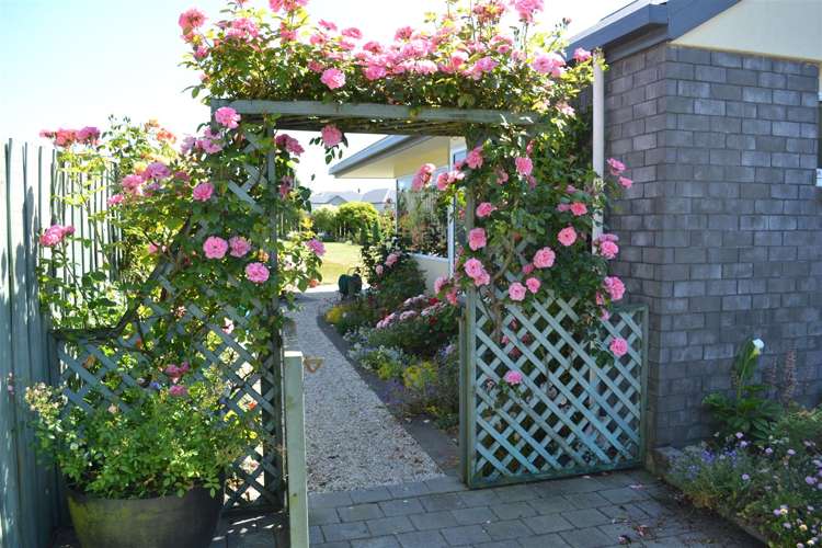 47 Pages Road Marchwiel_7