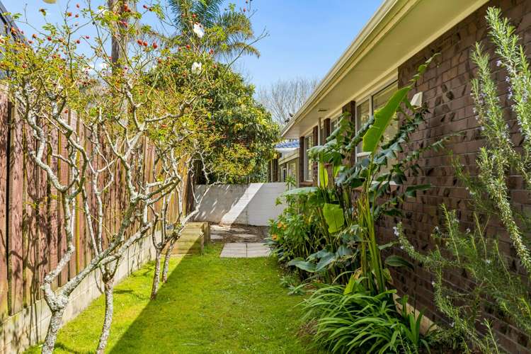 2/4 Aylmer Court Eastern Beach_18