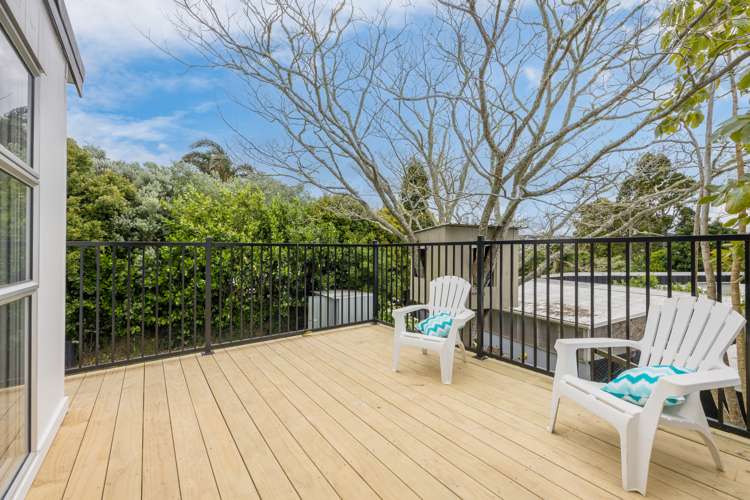 9 Piccadilly Circus Snells Beach_11